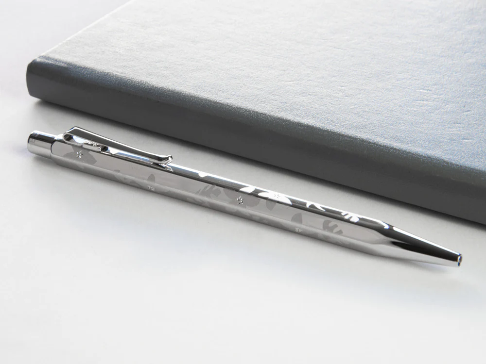 Caran d´Ache Ecridor Flowers Ballpoint pen, Brass, Silver, 890.017 - Image 3