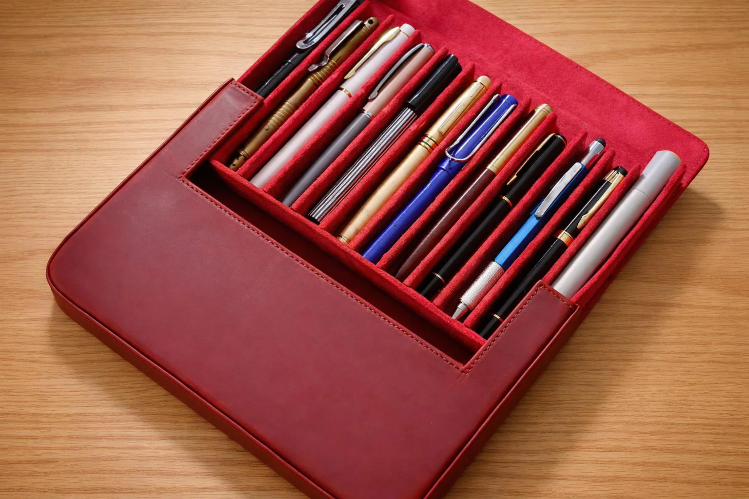 Iguana Pen Case Red, 12 Writing Items - Image 4